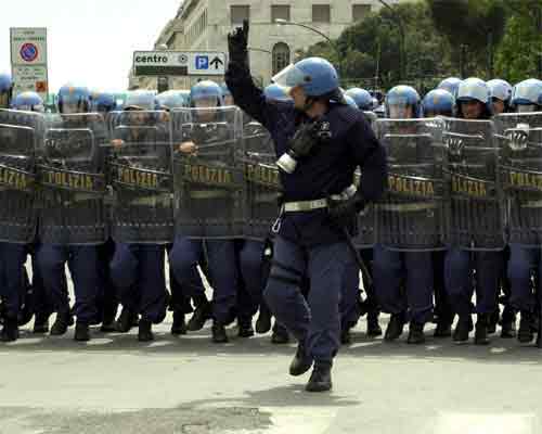 Genova 2001Carabinieri e Polizia