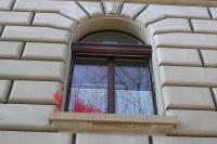  Rund dreissig Vermummte haben das Amtshaus in der Nacht auf Samstag mit «zahlreichen» farbgefüllten Einmachgläsern beworfen, Sprayereien angebracht und ein Fenster beschädigt. 