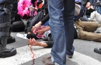 Ein verletzter Demonstrant im Kessel