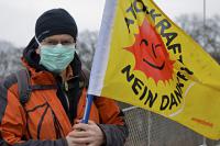 Aktivist hält eine "Atomkraft, nein danke!" Fahne