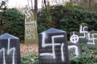 Mit Symbolen und Parolen aus der rechten Szene haben unbekannte Täter die Grabsteine besprüht. (Foto: Maren Volkmann)