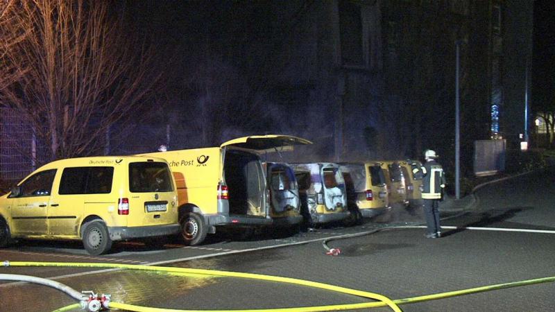 Erst nach zwei Stunden konnten die Feuerwehr-Männer die in Reihe geparkten Postautos löschenFoto: videonews24.de