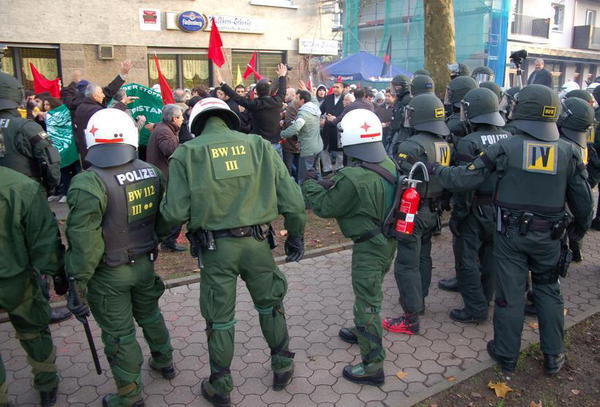 Ein starkes Polizeiaufgebot sicherte den Demonstrationszug in Heilbronn. Bei Auseinandersetzungen wurden Polizisten und Demonstranten verletzt. Foto: Agenda