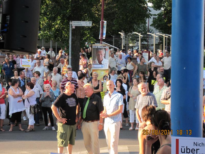 Jürgen Henze (grüne Krawatte), parteiloser Bürgermeister von Neuenhagen mit Personenschutz