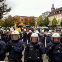 Ein kümmerliches Bild. Über 1000 Polizisten schützen knapp 100 Nazis