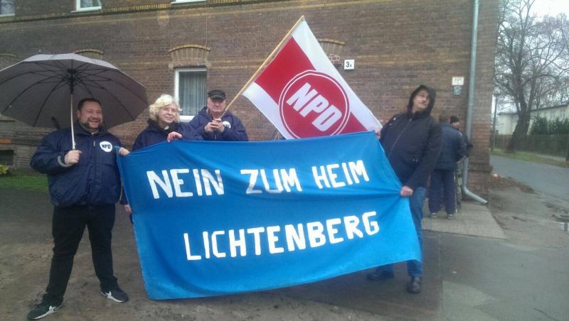 NPD-Kundgebung in Falkenberg, November 2015 (Danny Matschke, Manuela und Dietmar Tönhardt und Jens Irgang)
