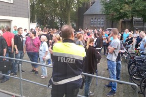Rassisten vor den Absperrungen in Duisburg