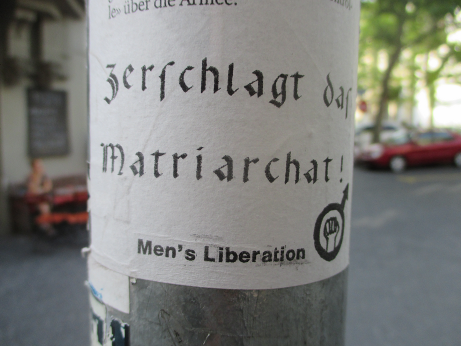 Naziaufkleber: Zerschlagt das Matriarchat!
