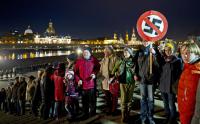 In Dresden wird am 13. Februar stets um die Gedenkkultur gerungen. Hier Teilnehmer einer Menschenkette, die sich gegen die Vereinnahmung des Gedenkens durch Rechtsextreme stellt.
