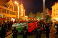 Kurz herrschte eine explosive Stimmung, als die Polizei ein Loslaufen des Protestzuges verhindern wollte, weil kein Versammlungsleiter benannt war..