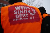 Nicht zu über­se­hen: „Wir sind Bert Neu­mann“