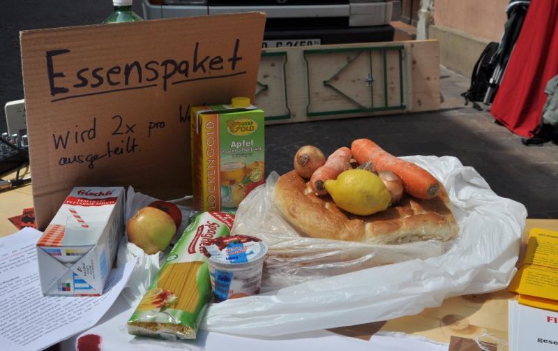 Darlegung eines Essenpakets, wie es von einem Flüchtling zur Verfügung gestellt wurde