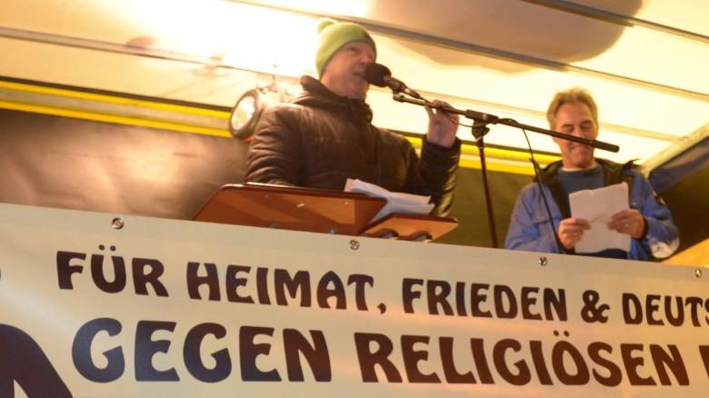 Legida-Versammlungsleiter Silvio Rösler (l.) spricht am 12. Januar beim ersten Aufmarsch des Leipziger Pegida-Ablegers Foto: dpa