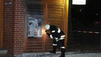 Die Beamten löschten die Flammen, bevor sie aufs Gebäude übergriffen