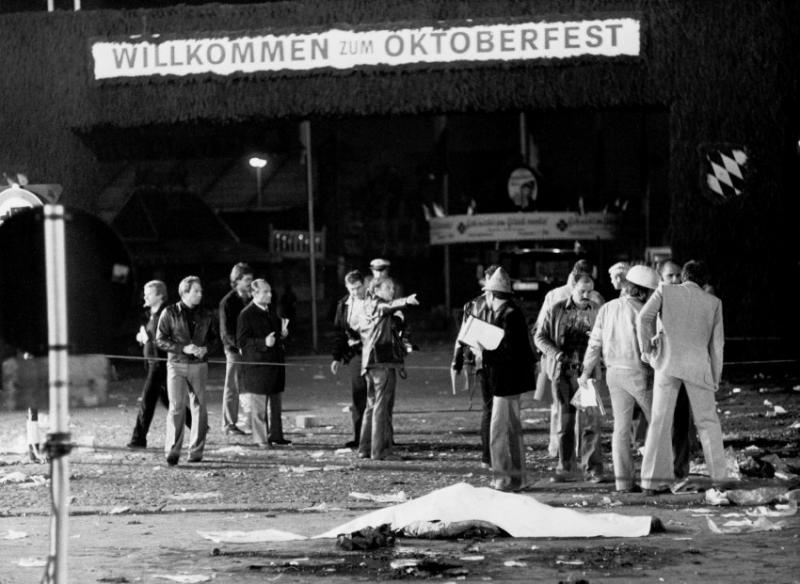 Helfer und Polizei nach dem Anschlag: Im Jahr 1982 wurden die Ermittlungen eingestellt. Mit der Annahme, Köhler sei Einzeltäter gewesen, wurde der Fall zu den Akten gelegt.