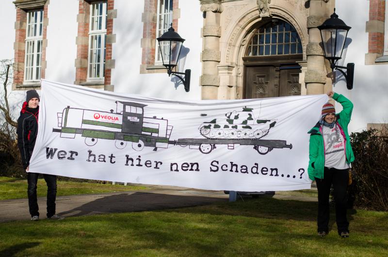 Transparent vor dem Amtsgericht Husum beim Zivilprozess veolia/Nordostseebahn gegen Aktivist_innen