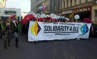Solidarity4all-Block bzw. Blockupy-Block mit Regenschirmen und Einhorn und Schilder