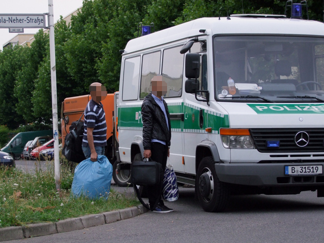 Ein paar Flüchtlinge flüchten vor dem deutschen Mob - weg aus Marzahn-Hellersdorf...