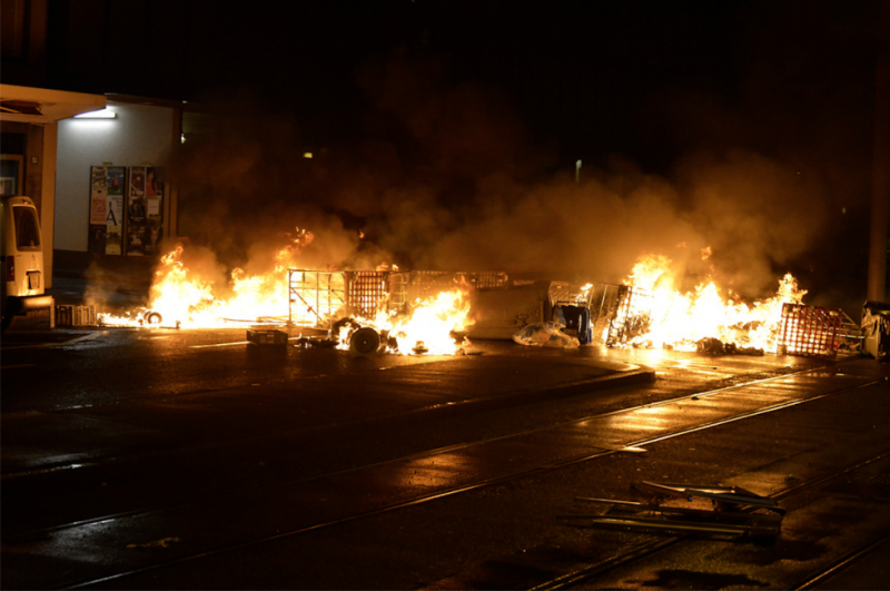 Brennende Barrikaden in Zürich