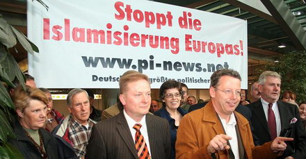 Pressekonferenz von "Pro Köln" im Keller des Terminals des Flughafens Köln-Bonn